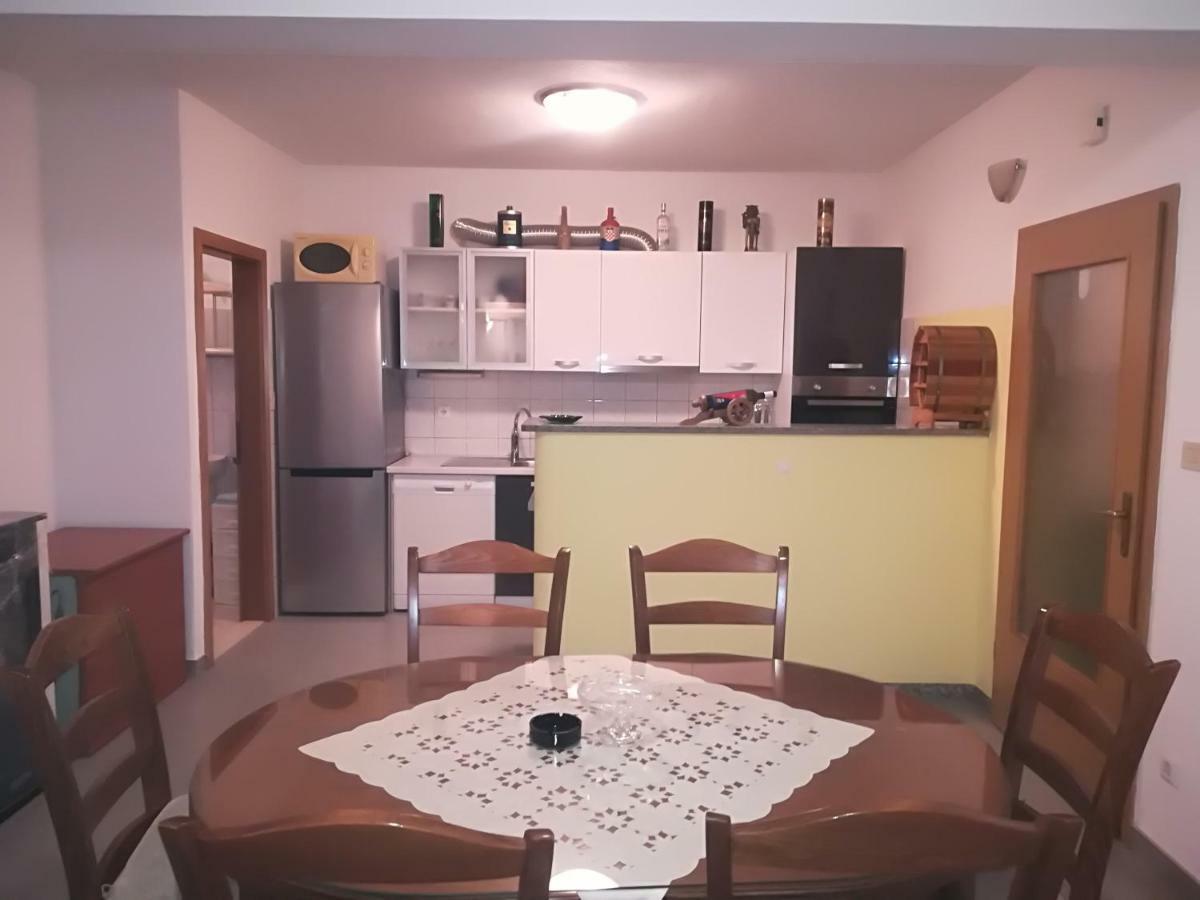 Apartment Nela Baska Voda Bagian luar foto