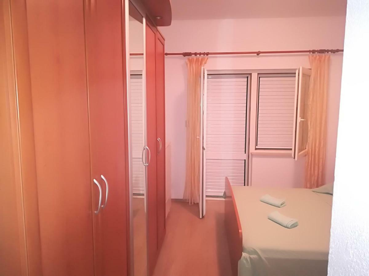 Apartment Nela Baska Voda Bagian luar foto