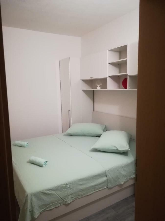 Apartment Nela Baska Voda Bagian luar foto